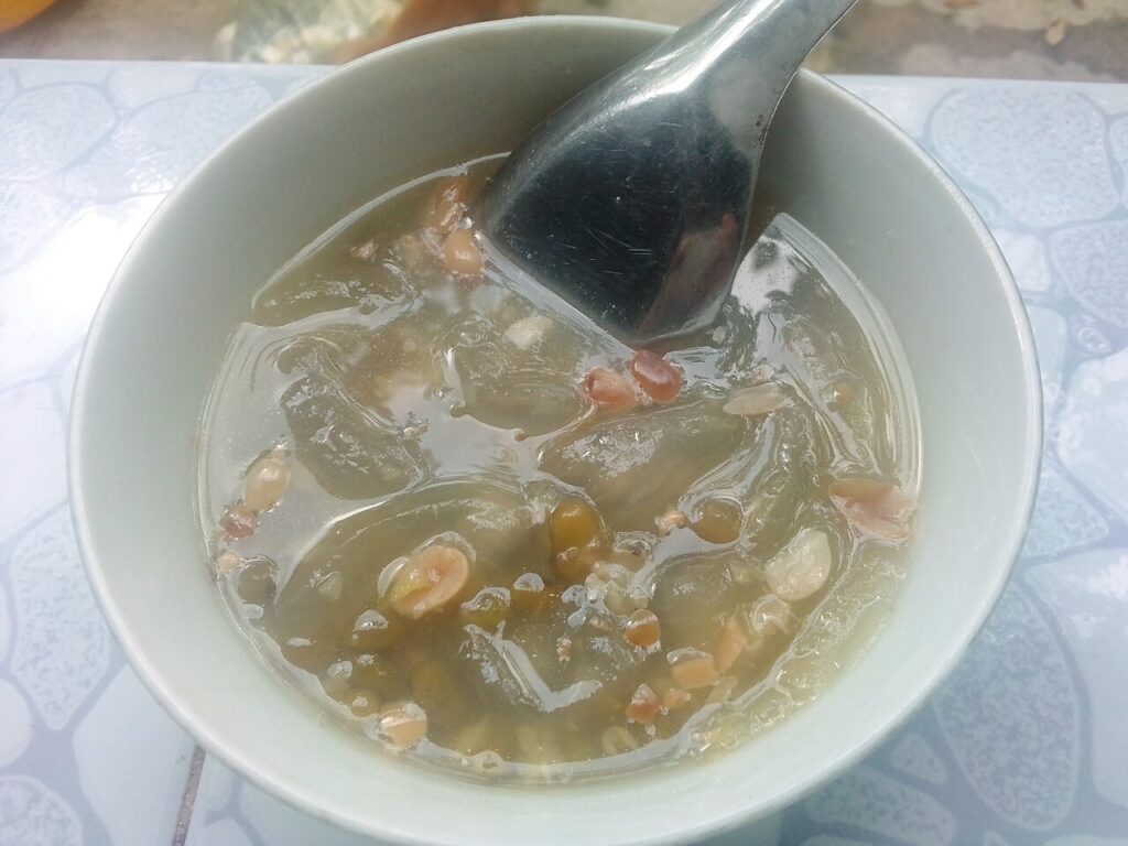 Chén chè đậu xanh nha đam mát lạnh cho buổi chiều dạo phố