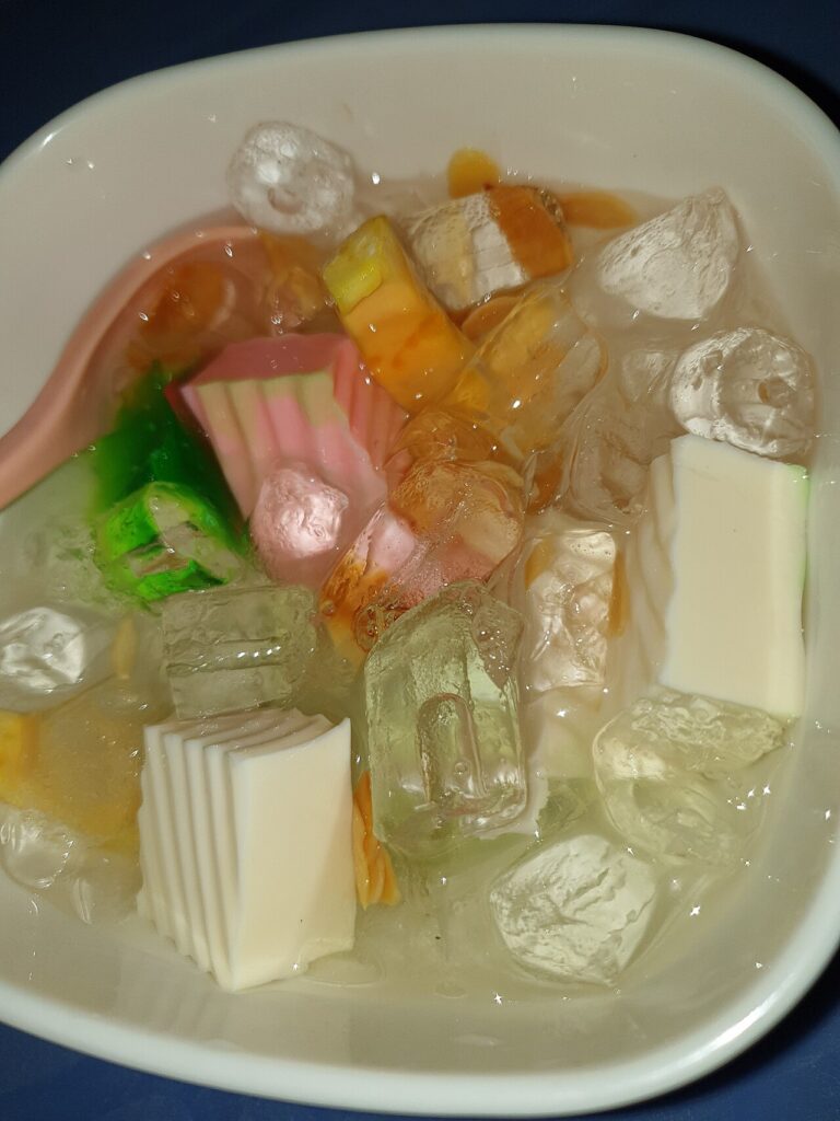 Chén chè khúc bạch với thạch nhiều màu và đá mát lạnh, món chè ngon Nha Trang