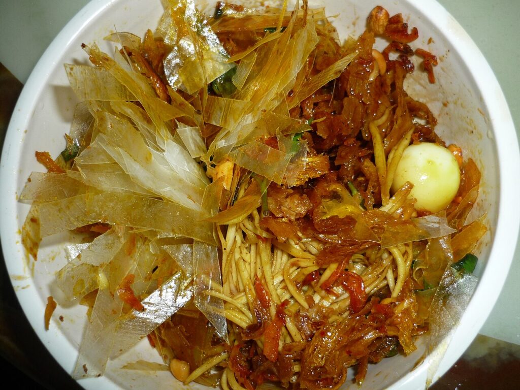 Phần bánh tráng trộn đầy đủ topping với trứng cút và khô bò