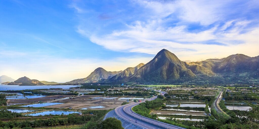 Cung đường quốc lộ uốn quanh chân núi ở Ninh Hòa, Khánh Hòa