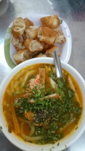 Tô bánh canh cua Nha Trang với thịt cua, chả cá và đĩa quẩy giòn ăn kèm