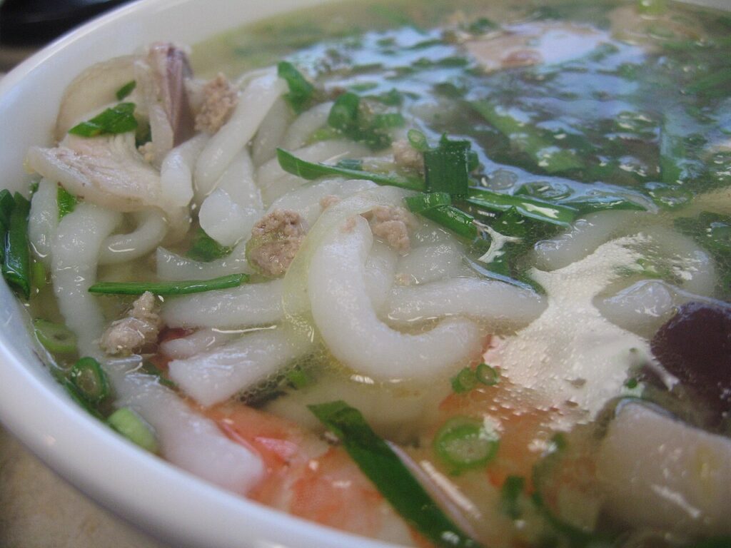 Sợi bánh canh bột lọc trong, dai cùng tôm và hành lá