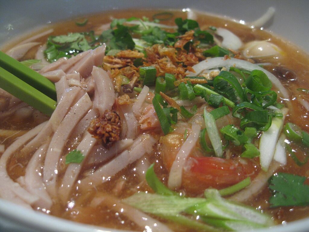 Bánh canh cua Nha Trang với thịt cua, tôm, trứng cút và hành phi