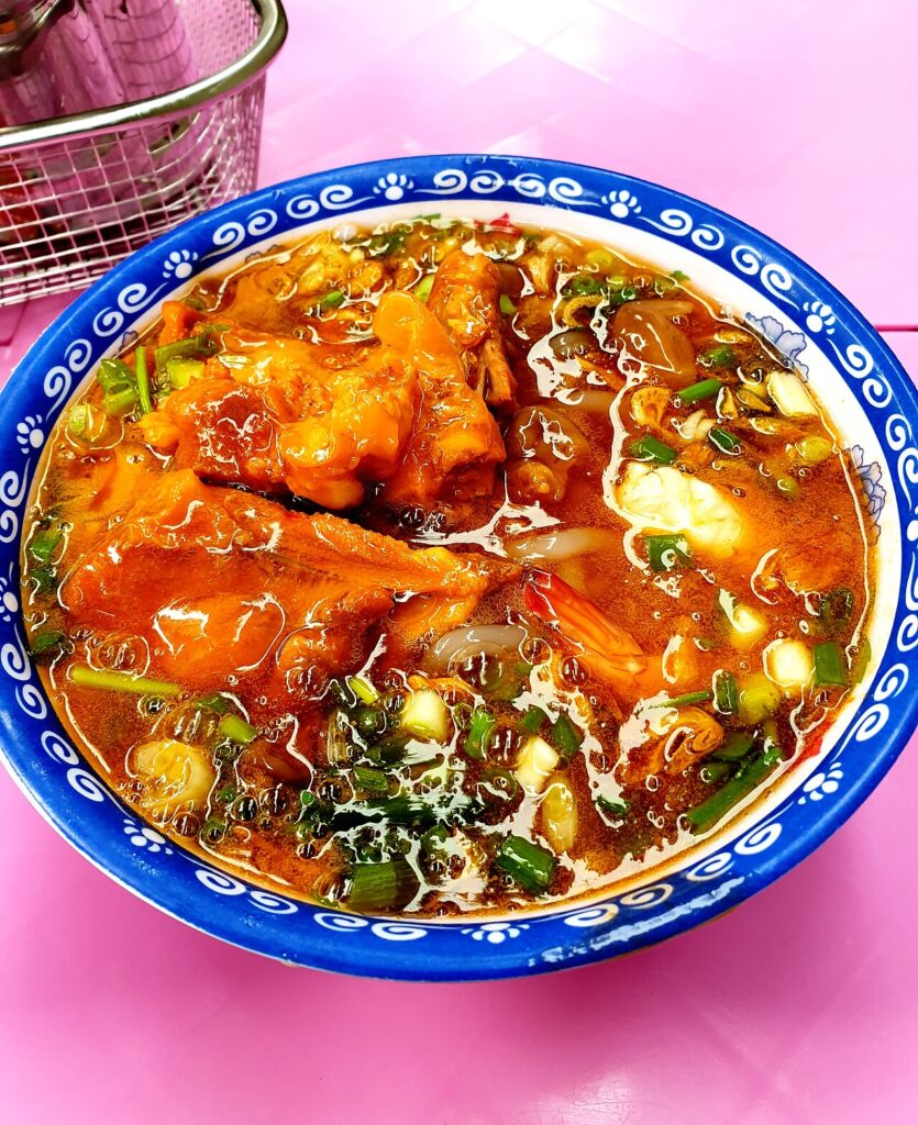 Tô bánh canh cua nước dùng đỏ cam với những miếng cua lớn và tôm