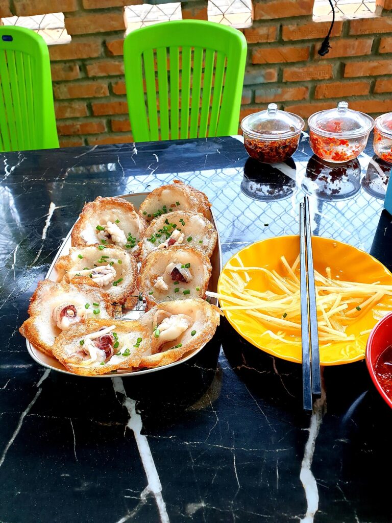 Khay bánh khọt nhân mực chiên giòn ăn kèm đu đủ bào và nước chấm