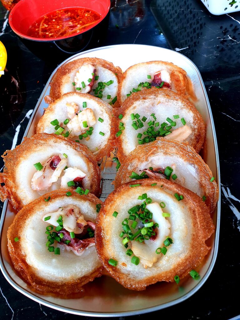 Đĩa bánh khọt nhân mực rắc hành lá