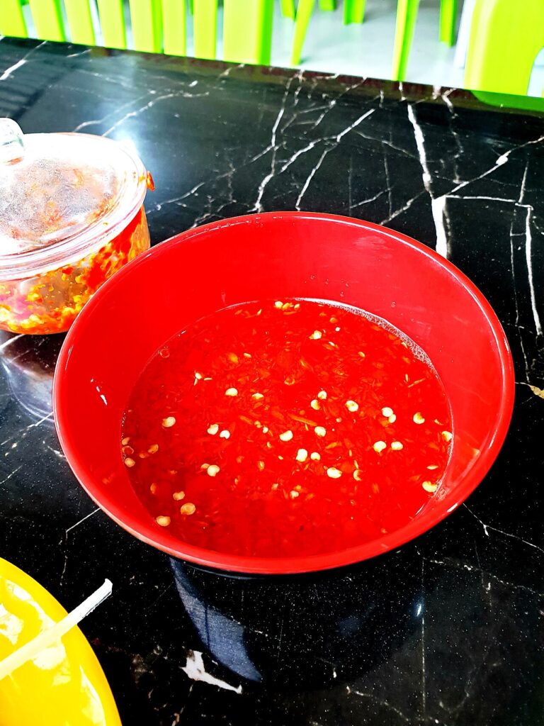 Chén nước mắm chua ngọt pha ớt dùng chấm bánh khọt
