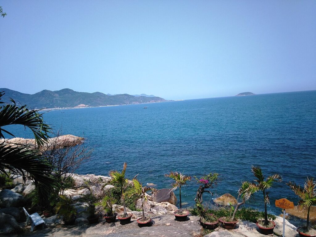 Cafe view biển Nha Trang nhìn ra vịnh từ khu Hòn Chồng