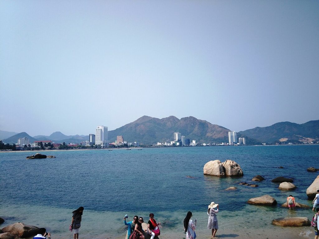 Biển xanh và những tảng đá lớn ven bờ Nha Trang nhìn từ phía bắc