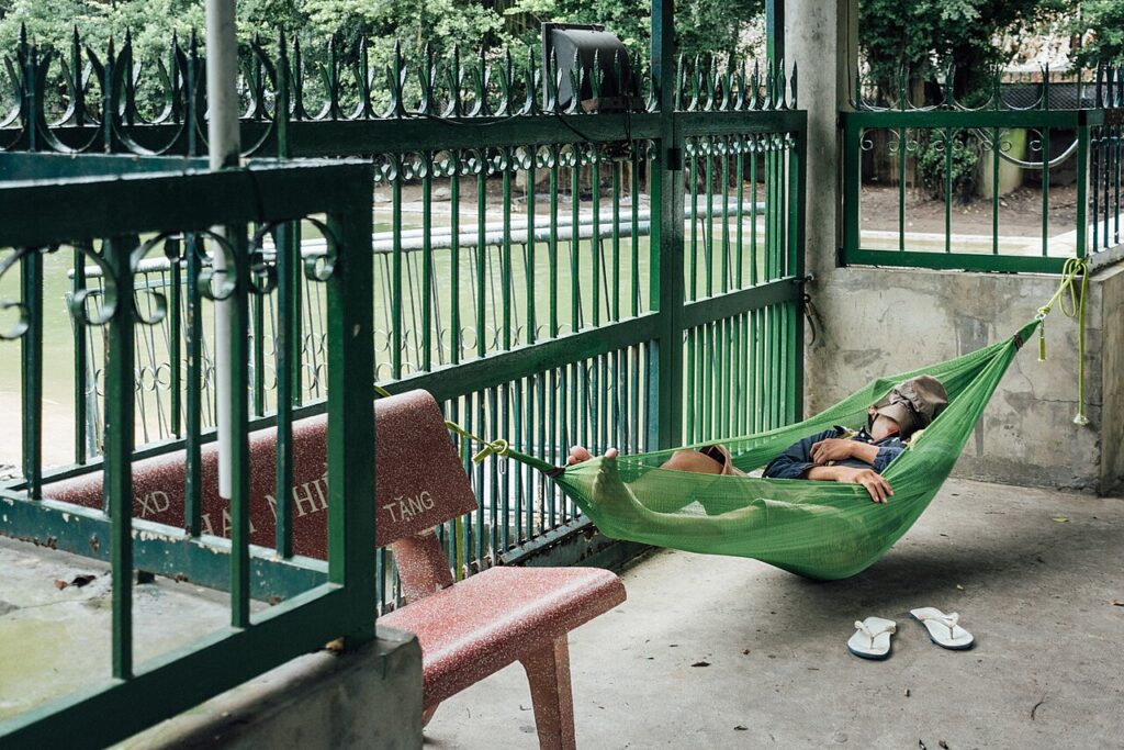 Chiếc võng xanh mắc dưới mái hiên, nét dân dã của quán cà phê võng