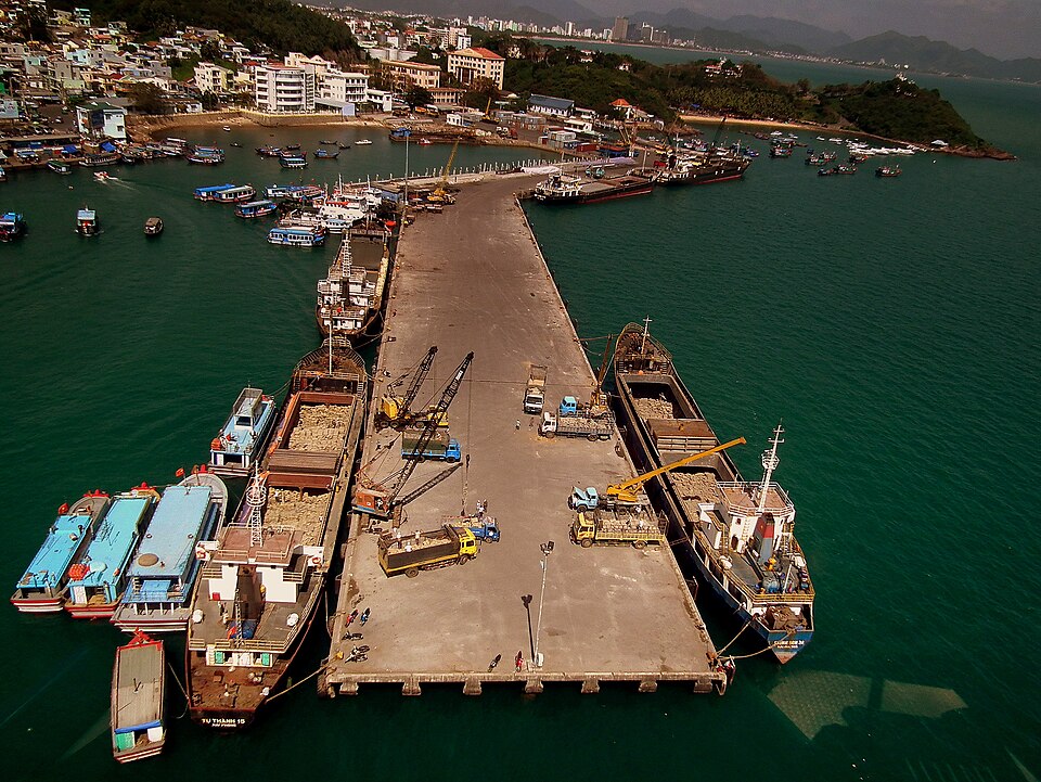 Cầu cảng Cầu Đá Nha Trang với tàu hàng và tàu du lịch neo hai bên