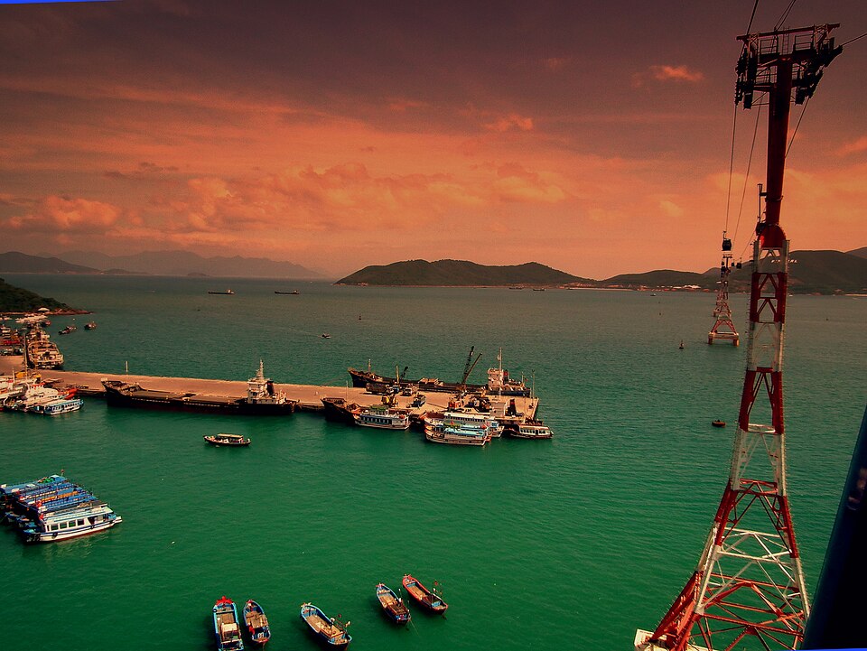 Vịnh Nha Trang nhìn từ cáp treo với cầu cảng và các hòn đảo xa