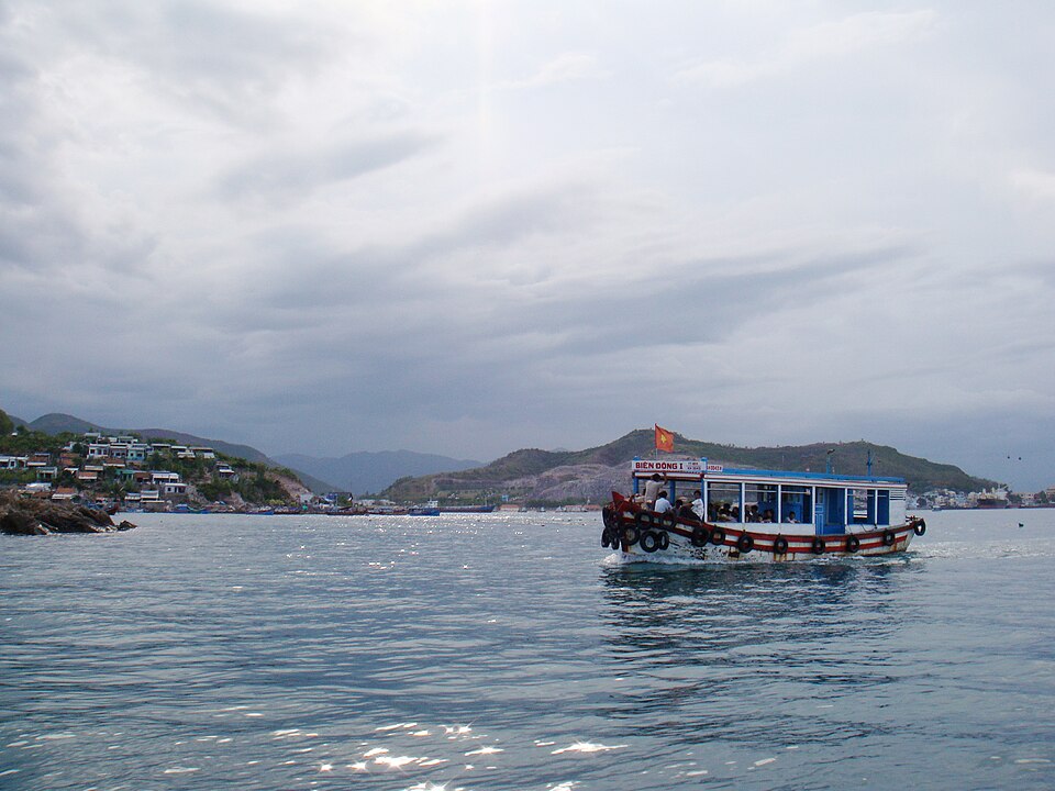 Tàu chở khách du lịch chạy trên vịnh Nha Trang