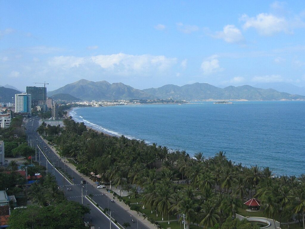 Cảnh đẹp Nha Trang nhìn từ trên cao với đường Trần Phú, hàng dừa và vịnh biển xanh