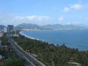 Cảnh đẹp Nha Trang nhìn từ trên cao với đường Trần Phú, hàng dừa và vịnh biển xanh