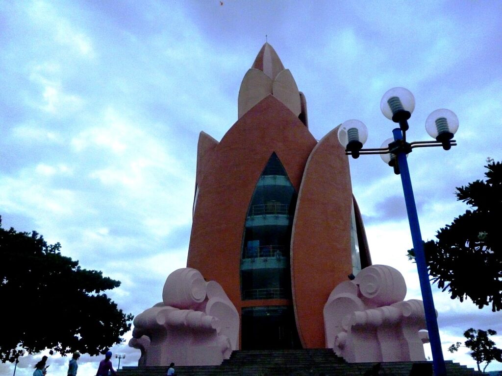 Tháp Trầm Hương ở quảng trường 2/4, điểm check in Nha Trang nổi tiếng