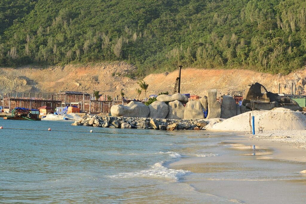 Bãi cát, ghềnh đá và núi xanh trên một hòn đảo trong vịnh Nha Trang