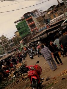 Khung cảnh mua bán nhộn nhịp ở một khu chợ Nha Trang