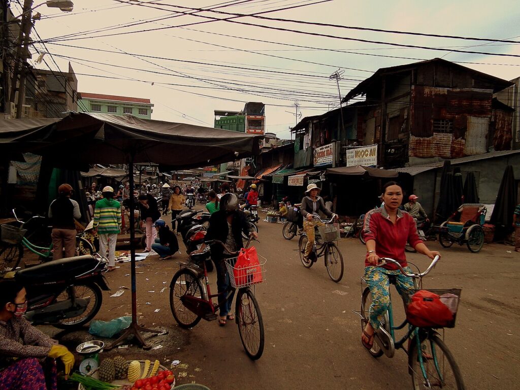 Người dân đạp xe mua sắm quanh khu chợ Đầm Nha Trang
