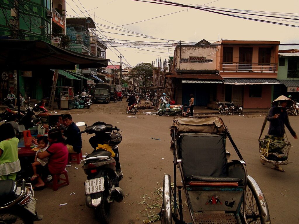 Con phố quanh khu chợ dân sinh ở Nha Trang với xích lô và hàng quán