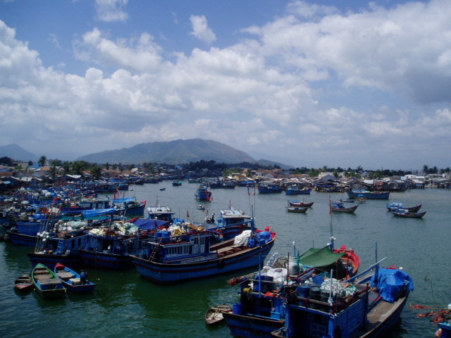 Bến thuyền đánh cá phía nam Nha Trang gần chợ hải sản