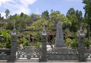 Chùa Nha Trang nổi tiếng nhất là chùa Long Sơn với cổng tam quan và tượng Phật trắng trên núi