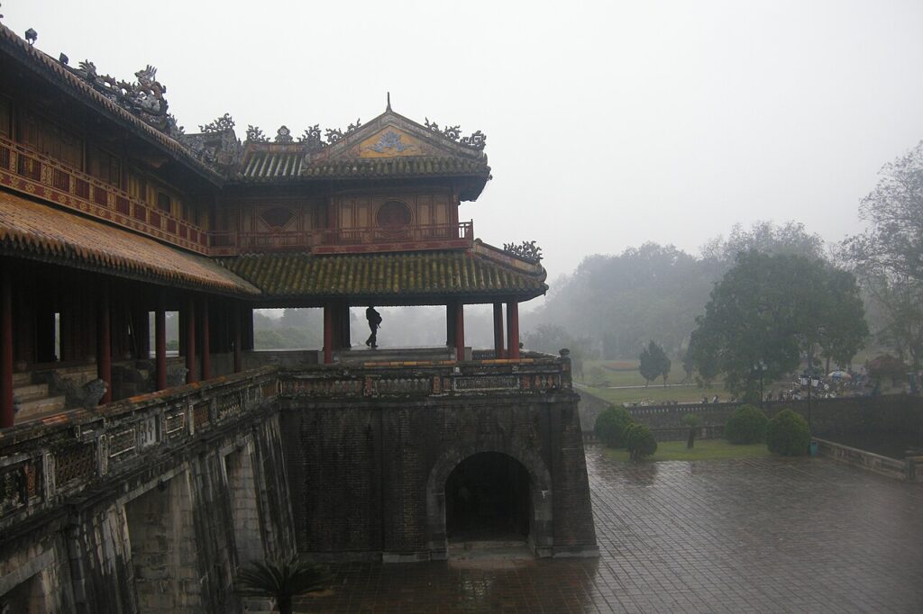 Ngọ Môn Đại Nội Huế trong một buổi sáng mưa phùn