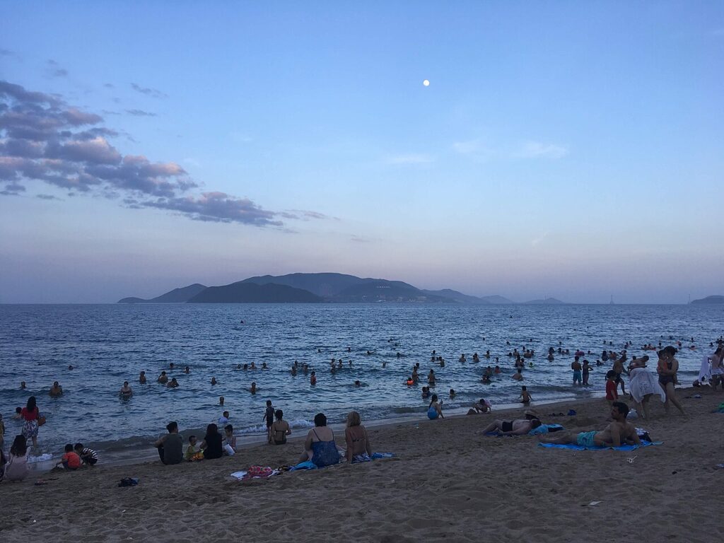 Bãi biển Nha Trang lúc chiều tối, điểm cuối hành trình mua đặc sản miền Trung