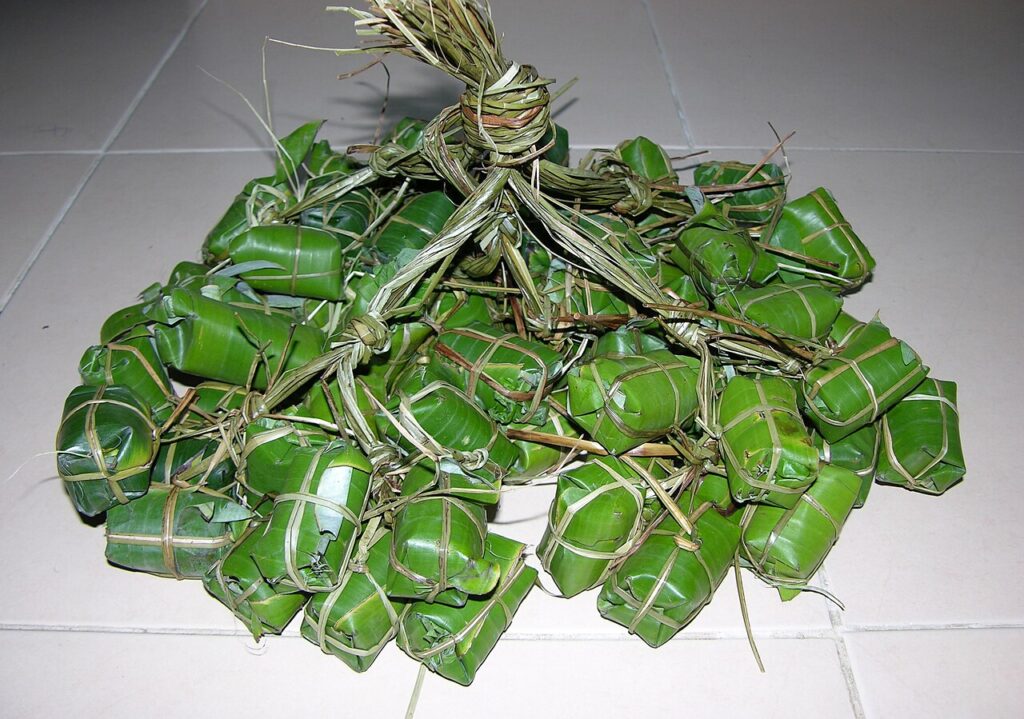 Xâu nem chua Ninh Hòa gói lá chuối buộc dây