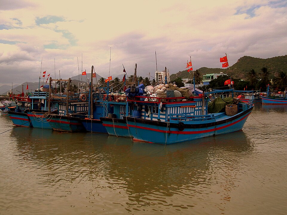 Tàu cá xanh chở đầy lưới và phao neo đậu ở Nha Trang