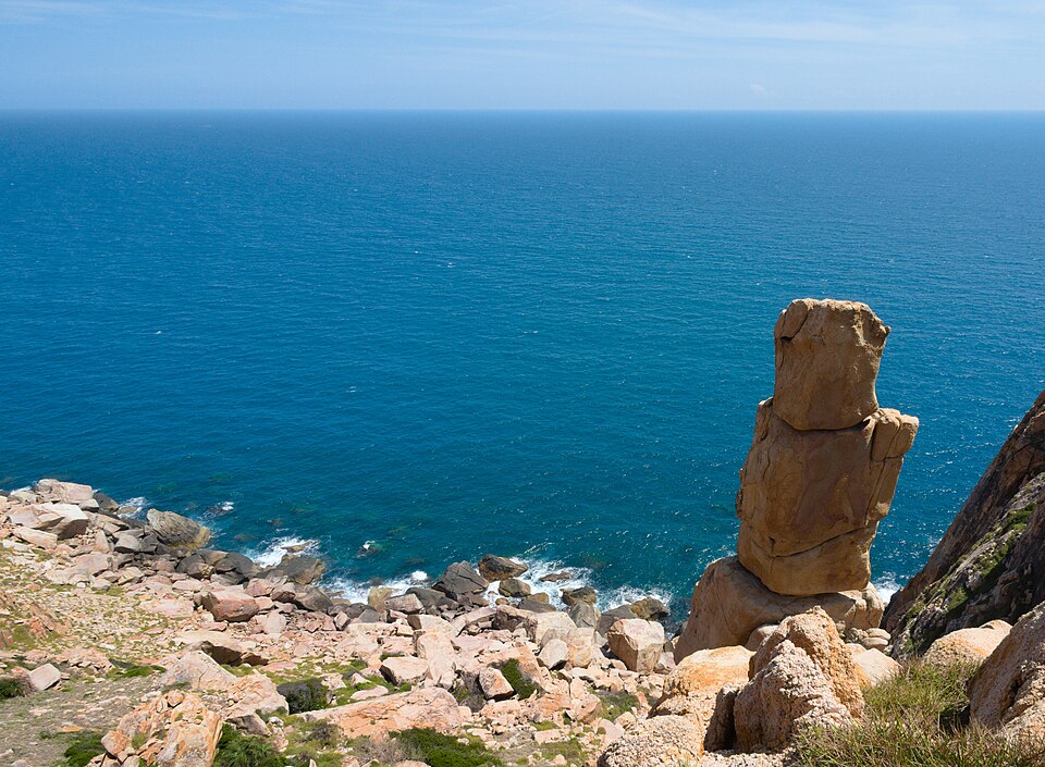 Bãi đá tròn và vách đá granite ven biển gần bãi đá trứng Bình Hưng