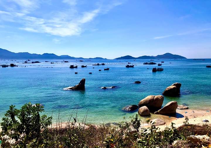Bè nuôi thủy sản và đá tròn ở vùng biển nam Cam Ranh gần đảo Bình Hưng