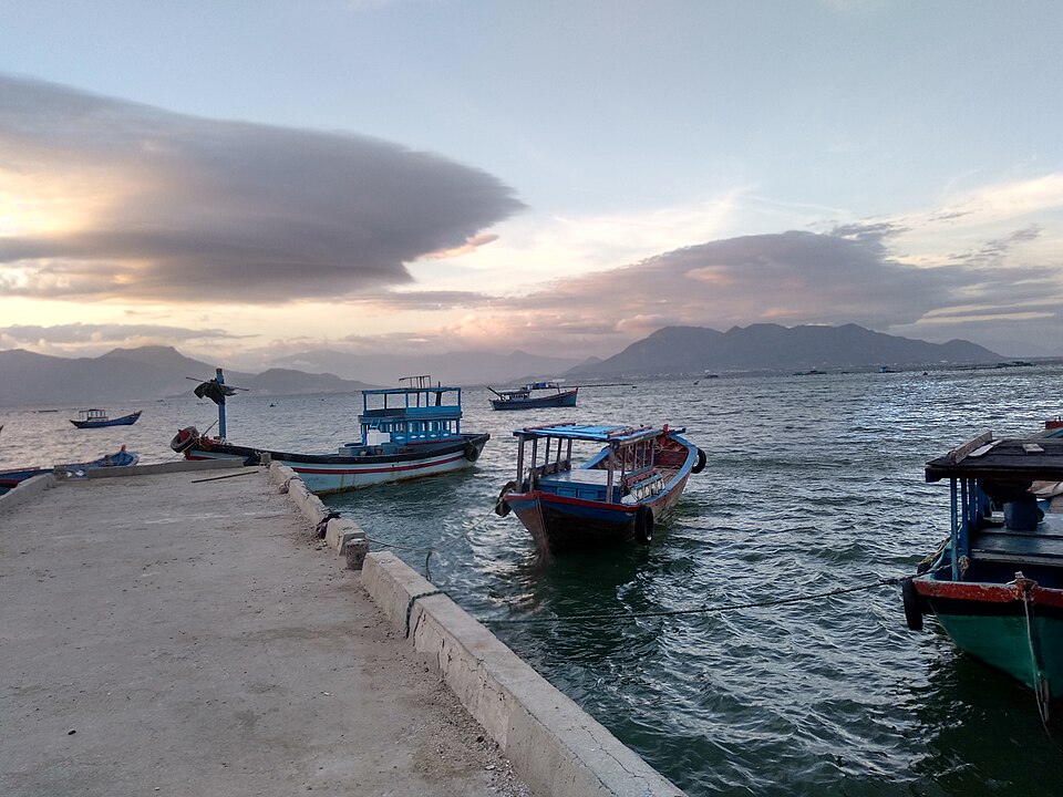 Thuyền gỗ neo ở cầu tàu vùng biển nam Cam Ranh, phương tiện ra đảo Bình Hưng