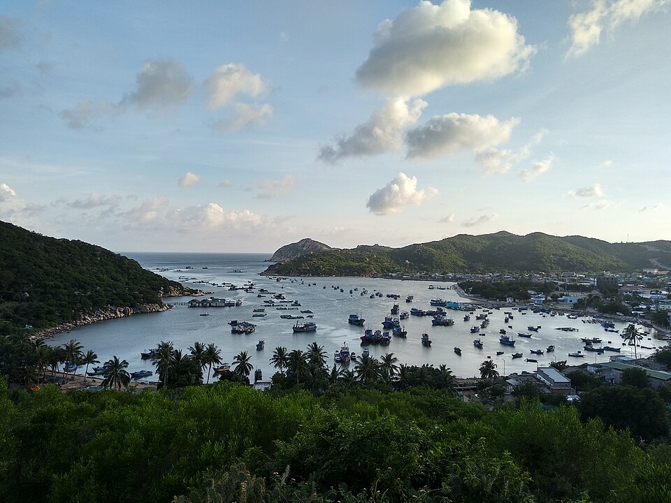 Vịnh Vĩnh Hy với làng chài và thuyền đánh cá, điểm ghép cùng chuyến Bình Hưng