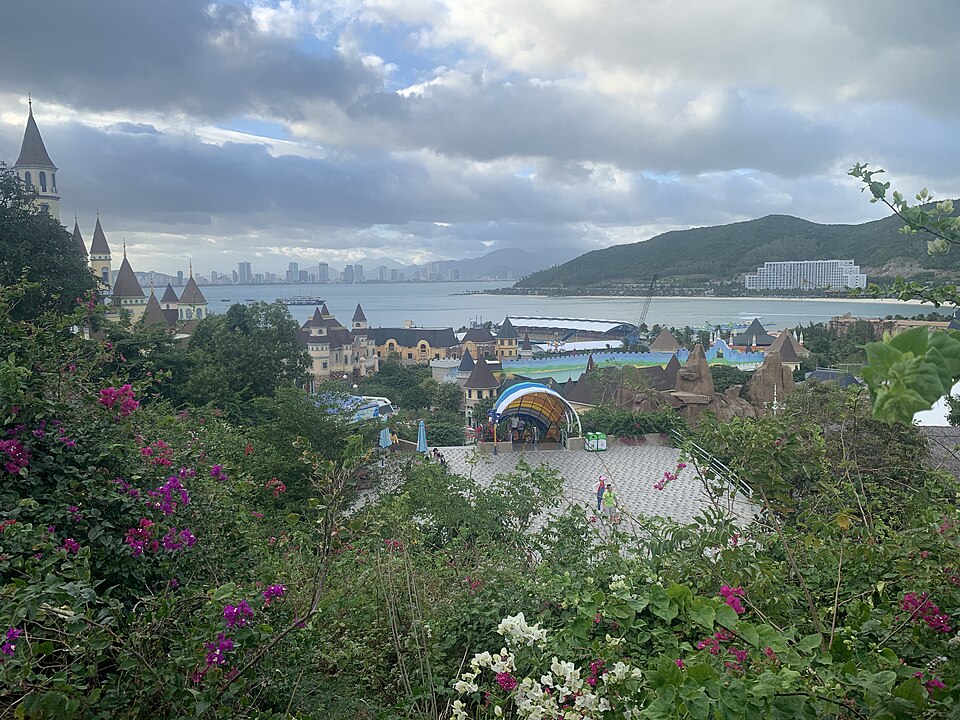 Vịnh Nha Trang và thành phố nhìn từ trên đồi đảo Hòn Tre