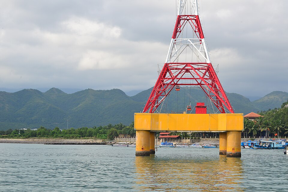 Trụ cáp treo vượt biển sơn đỏ trắng trên vịnh Nha Trang