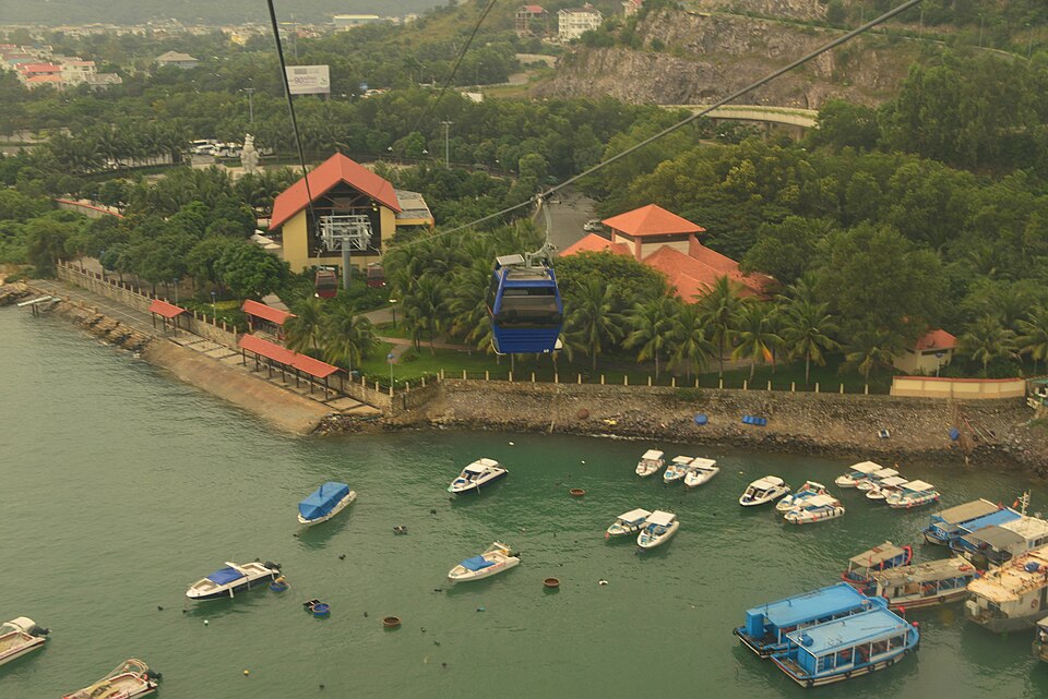 Cano và tàu neo dưới tuyến cáp treo vượt biển Nha Trang