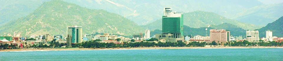 Thành phố Nha Trang nhìn từ cáp treo vượt vịnh