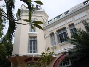Dinh Bảo Đại Nha Trang với biệt thự kiến trúc Pháp tường vàng nhạt giữa hàng cây xanh