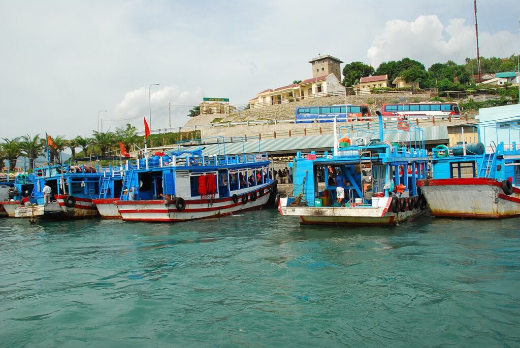 Bến Cầu Đá nhộn nhịp tàu thuyền dưới chân núi Cảnh Long gần Dinh Bảo Đại
