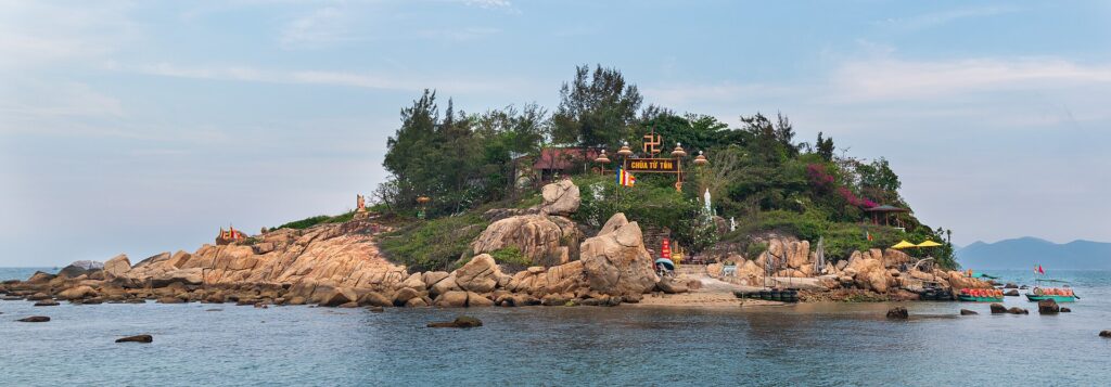 Hòn đảo nhỏ với ngôi chùa trên ghềnh đá giữa vịnh Nha Trang