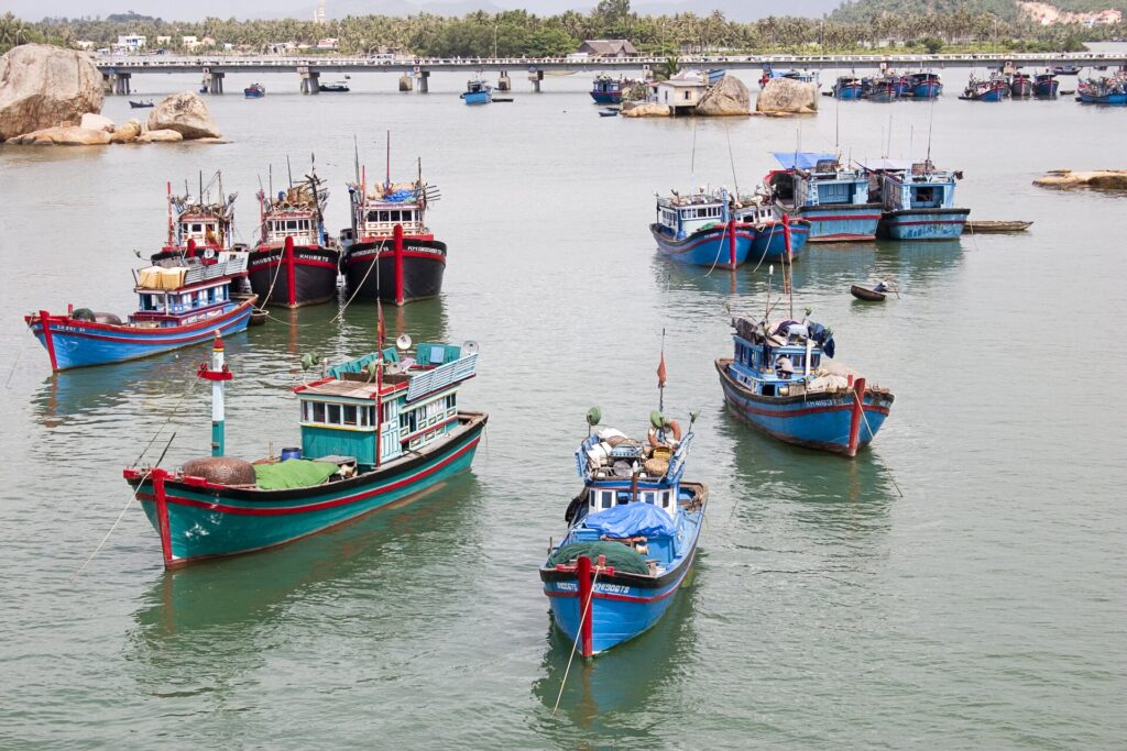 Tàu thuyền ngư dân sơn xanh đỏ neo đậu trên sông nước Nha Trang