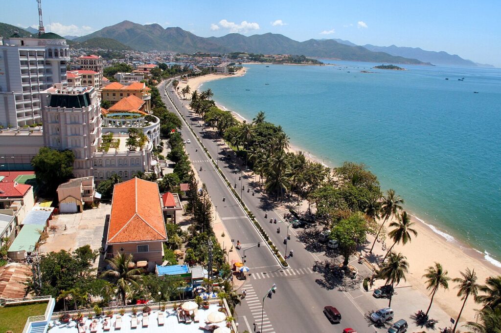 Đường Trần Phú Nha Trang nhìn từ trên cao, hàng dừa xanh chạy dọc bãi biển