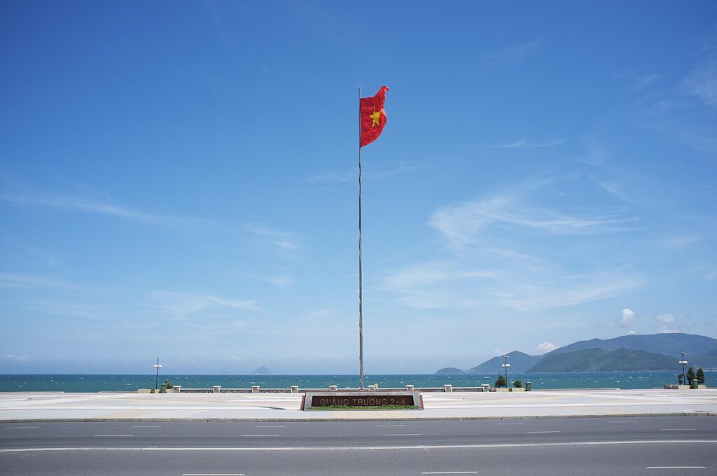 Quảng trường 2/4 bên biển Trần Phú Nha Trang với cột cờ hướng ra vịnh