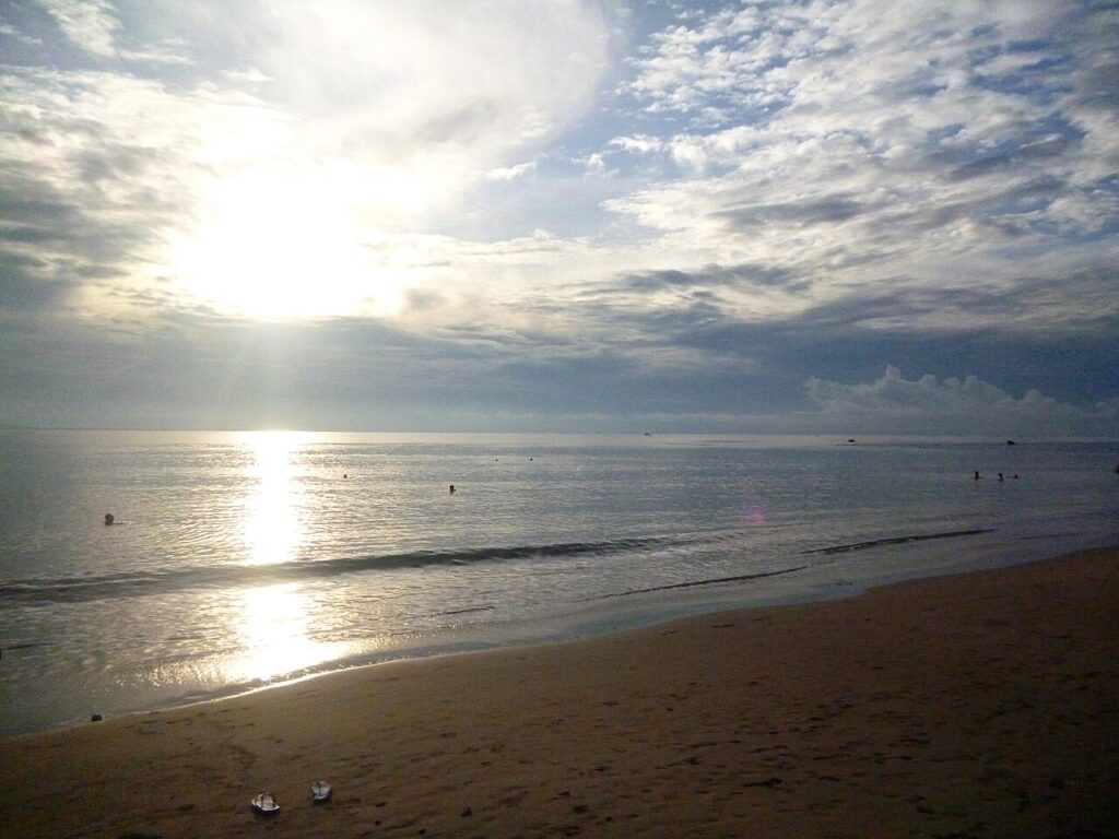 Bình minh ló dạng trên bãi biển Nha Trang, người dân tắm biển buổi sớm
