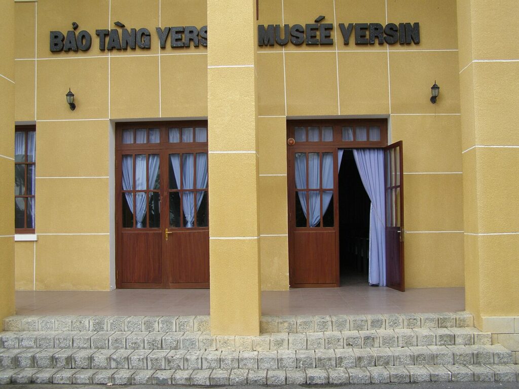 Lối vào Bảo tàng Alexandre Yersin trên đường Trần Phú