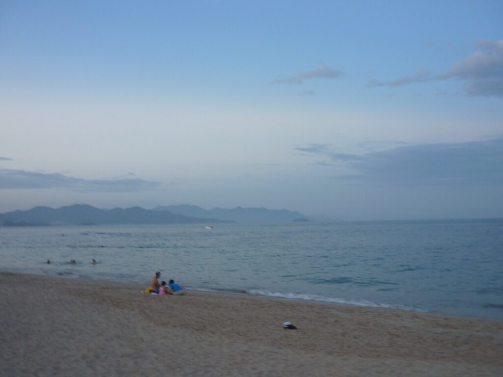 Bãi biển yên bình buổi chiều, khu vực có nhiều homestay Nha Trang gần biển