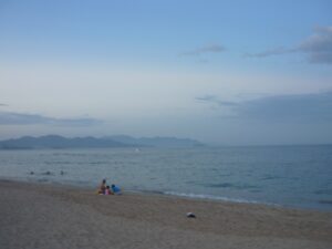 Bãi biển yên bình buổi chiều, khu vực có nhiều homestay Nha Trang gần biển