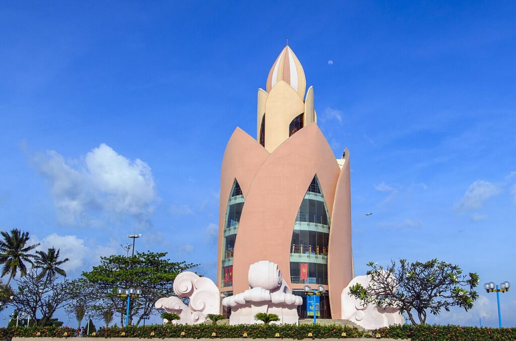 Tháp Trầm Hương bên đường biển trung tâm thành phố Nha Trang