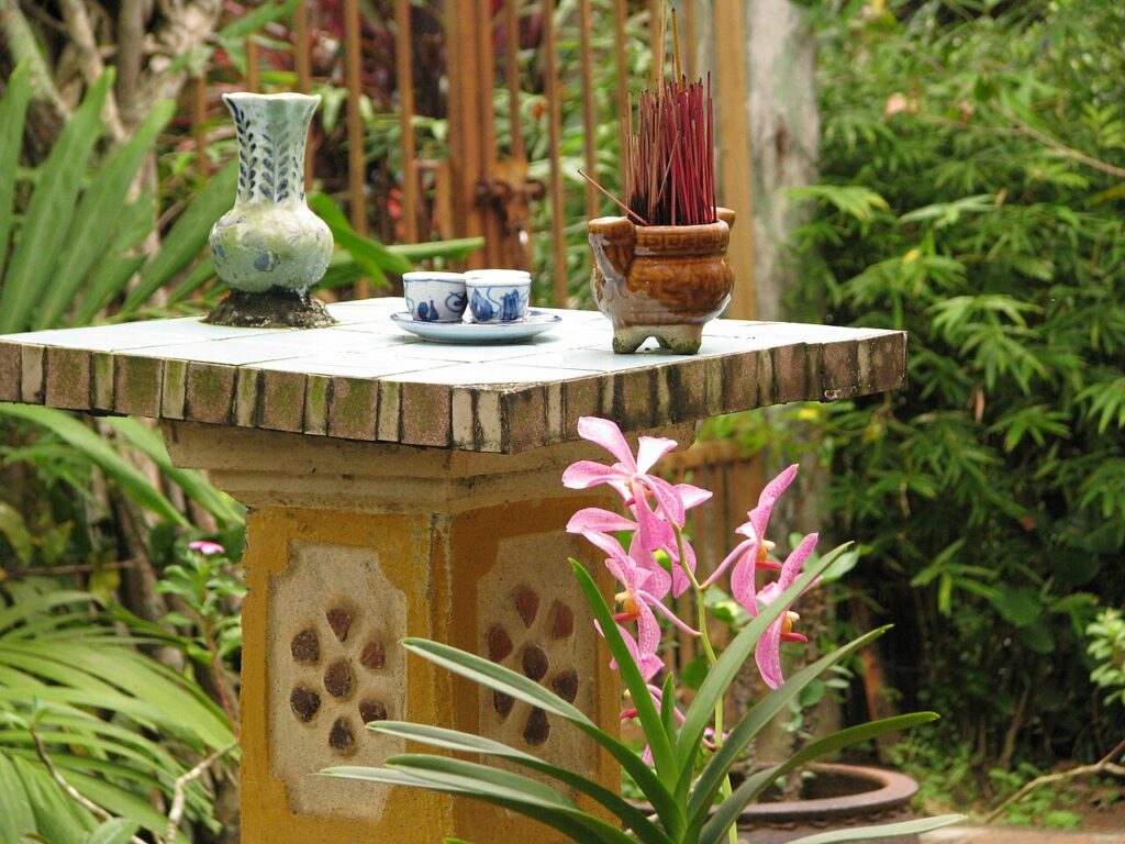 Bộ ấm trà đặt trong khu vườn nhỏ của một homestay